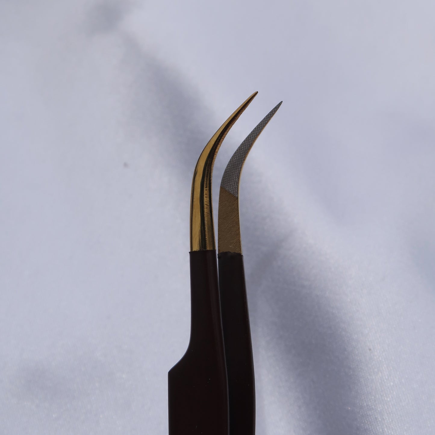 The Muse — Curved Isolation Tweezer